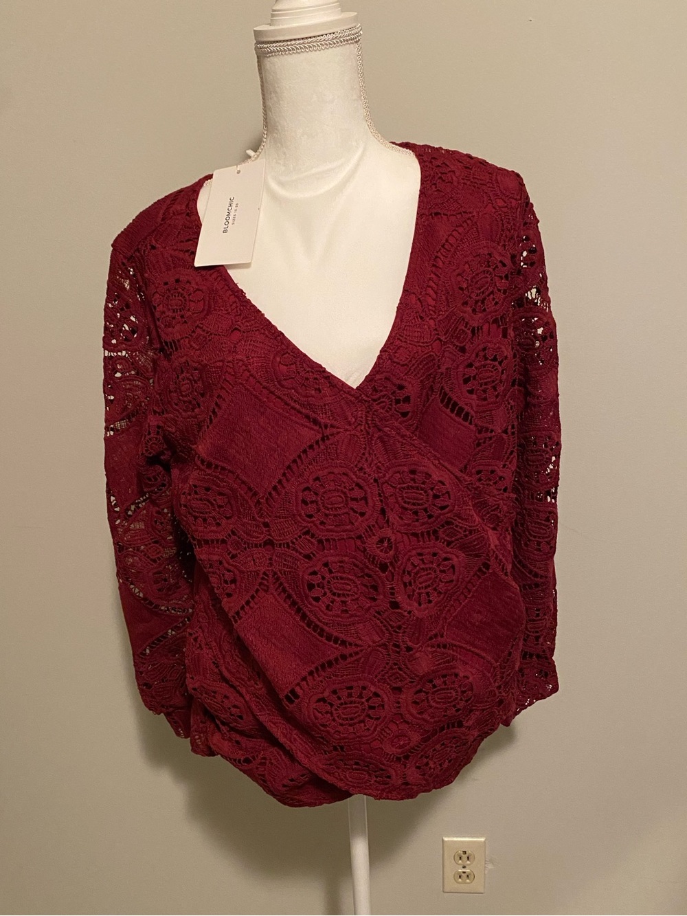 Women's Burgundy Lace V-Neck Top by Bloomchic Size 14/16 NWT
